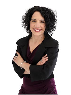 Portrait of Heidi Hromada, Associate.